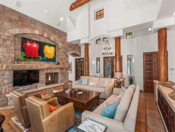 Luxurious Ski-in/ Ski-out Vacation Home - Family-Friendly Retreat